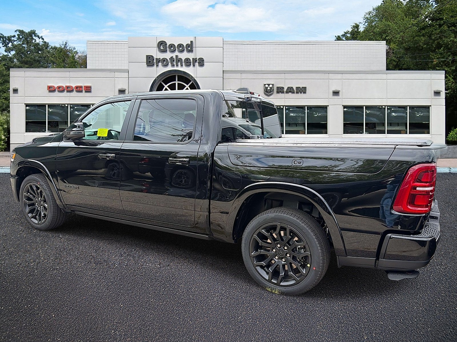 New 2027 Diamond Black Crystal Pearl-Coat Exterior Paint RAM Limited Crew Cab 4x4 5