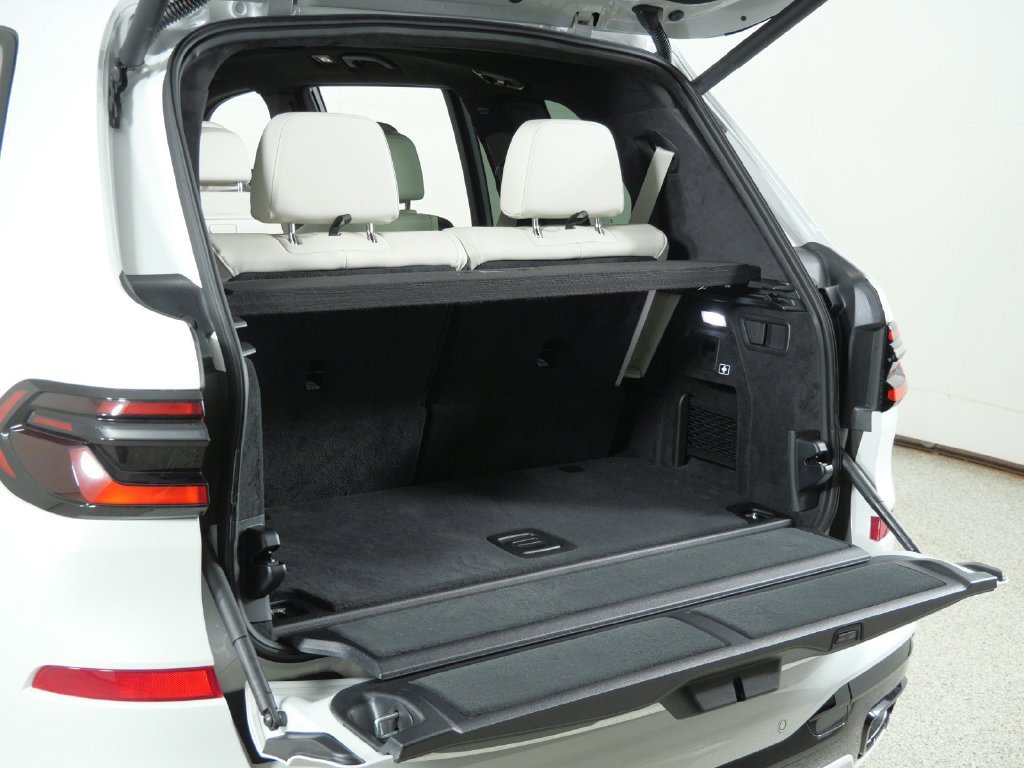 Used 2027 White BMW xDrive40i image 32