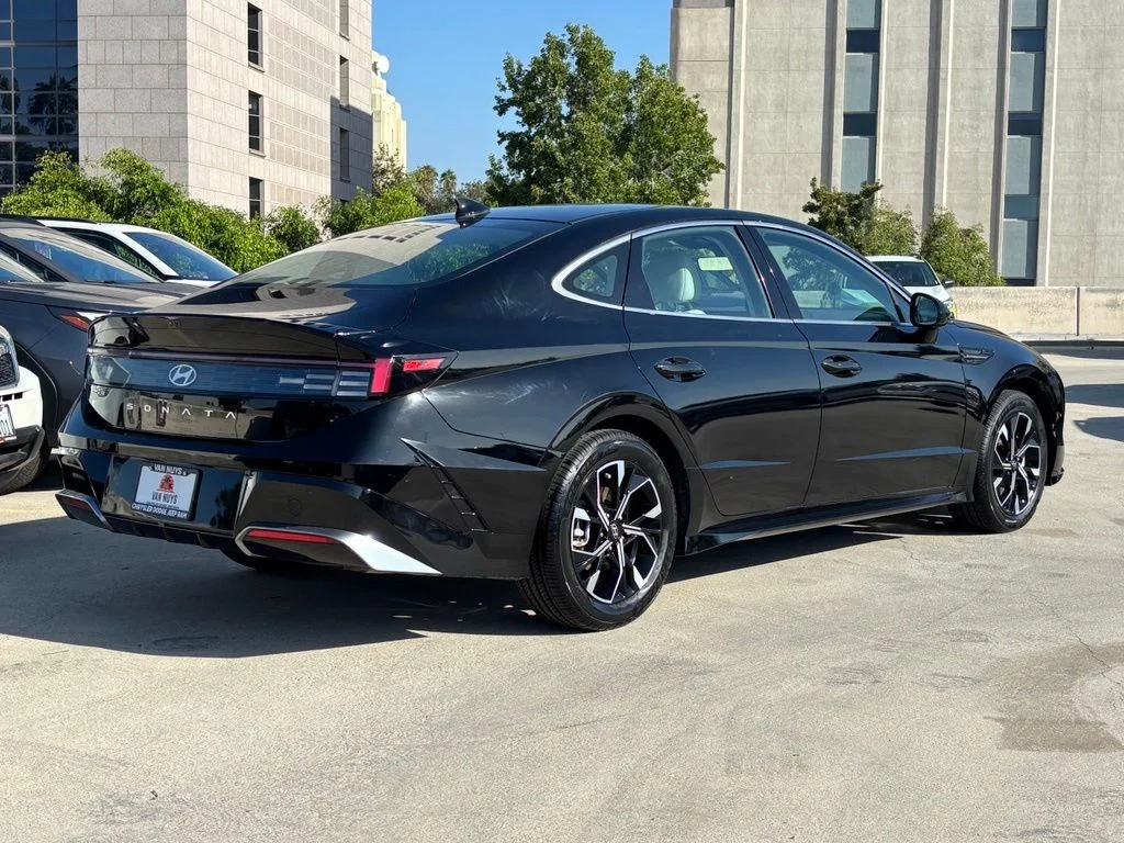 Used 2025 Black Hyundai SEL image 3