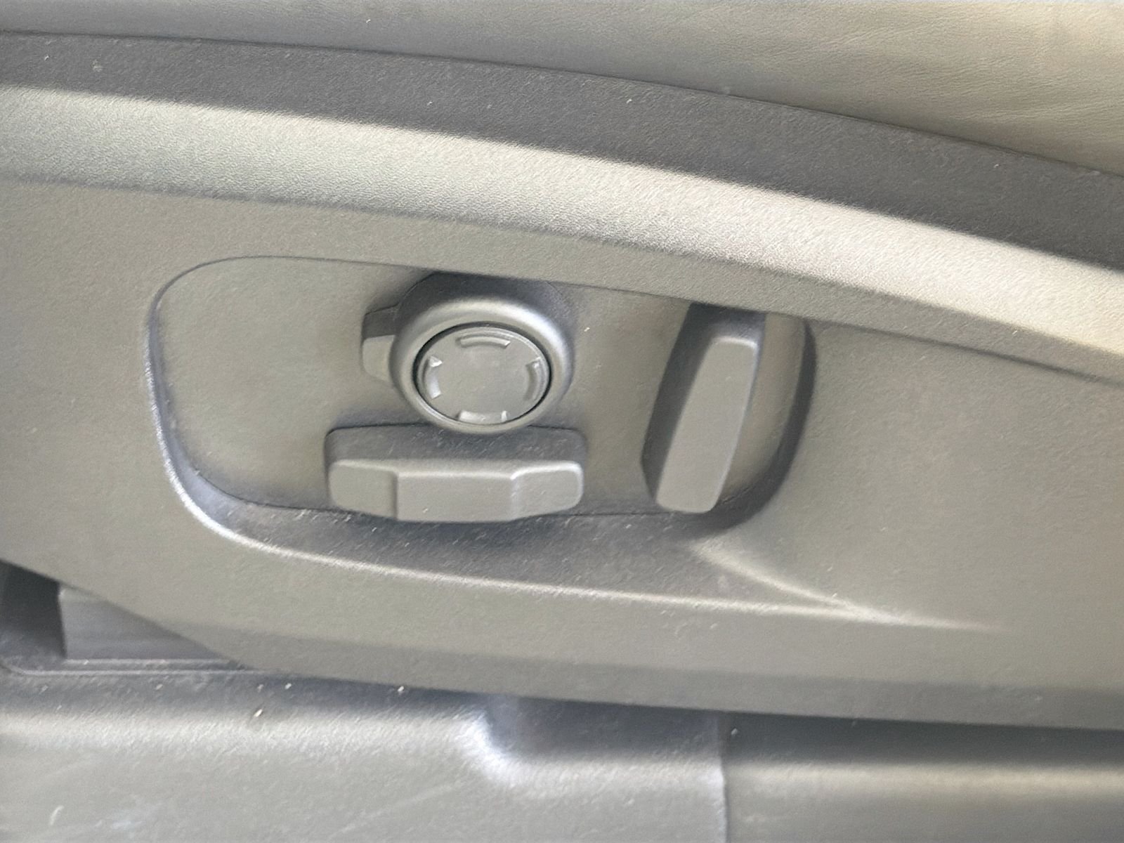 Used 2024 Fuji White Land Rover X-Dynamic SE image 24