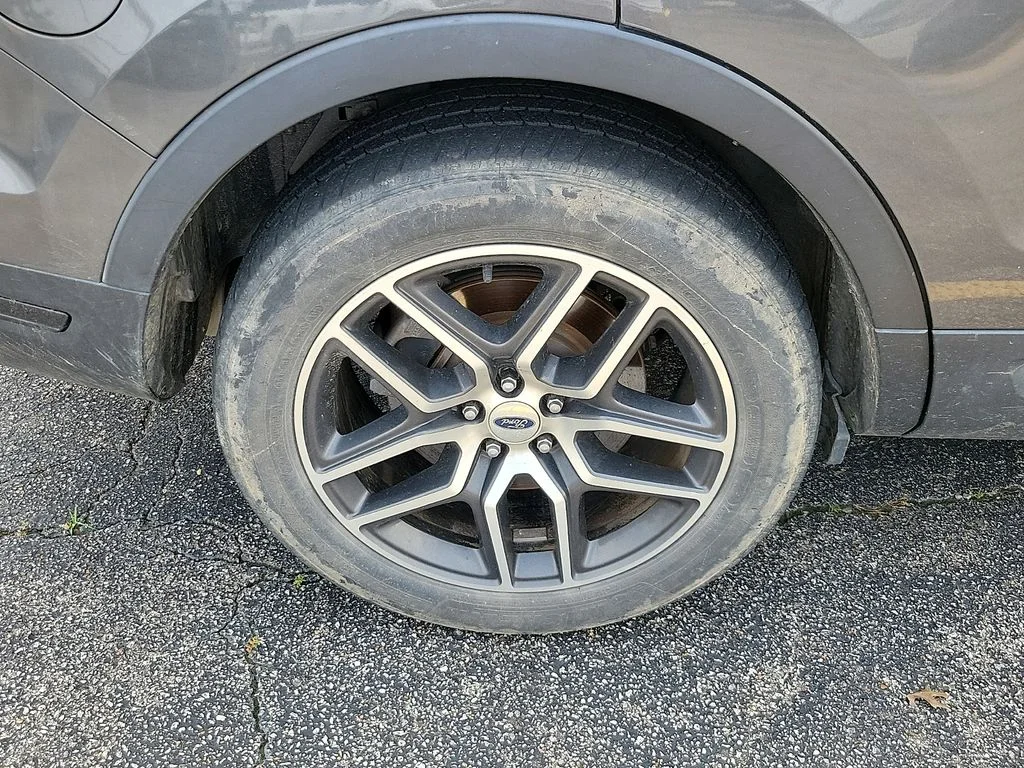 Used 2018 Magnetic Ford Sport image 5