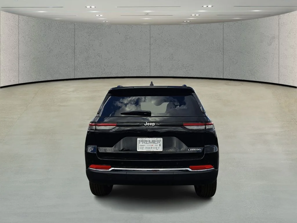 New 2026 Diamond Black Crystal Pearl-Coat Exterior Paint Jeep Laredo image 6