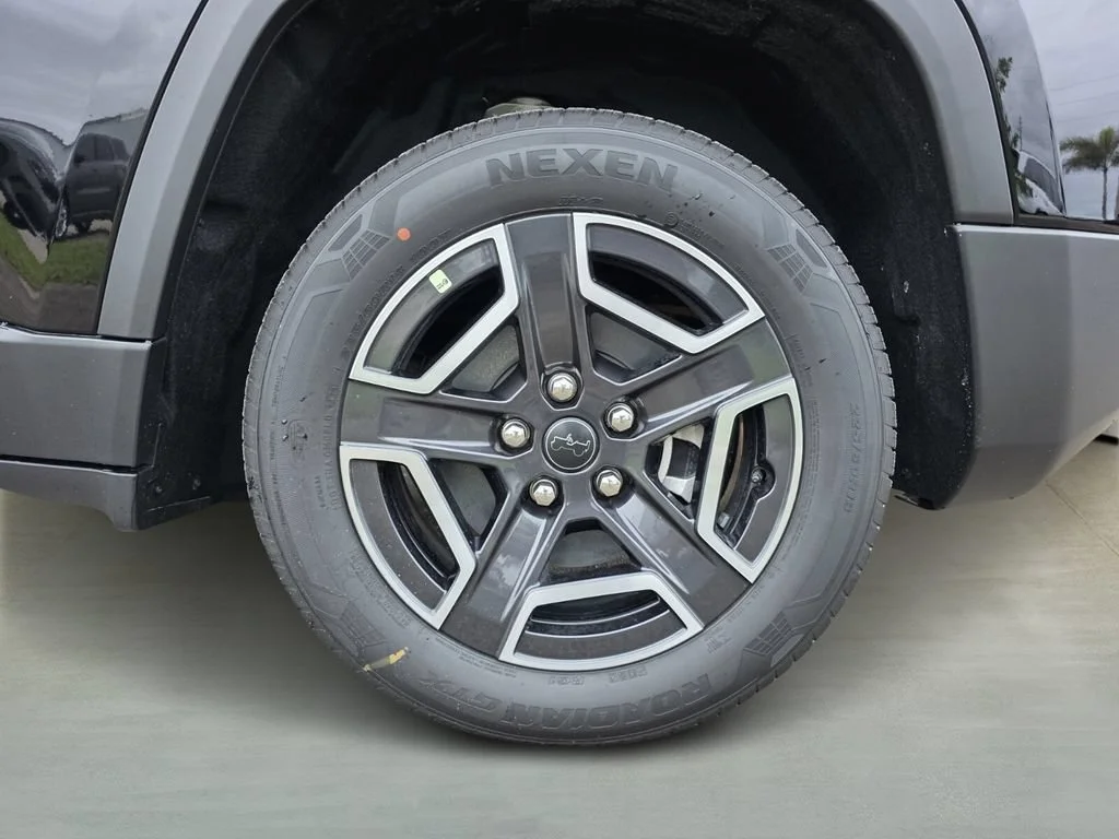 New 2026 Diamond Black Crystal Pearl-Coat Exterior Paint Jeep Laredo image 7