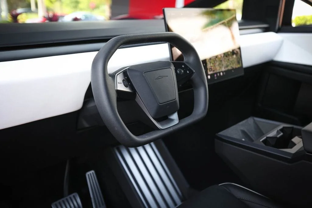 2024 Tesla Cybertruck Base - Photo 32