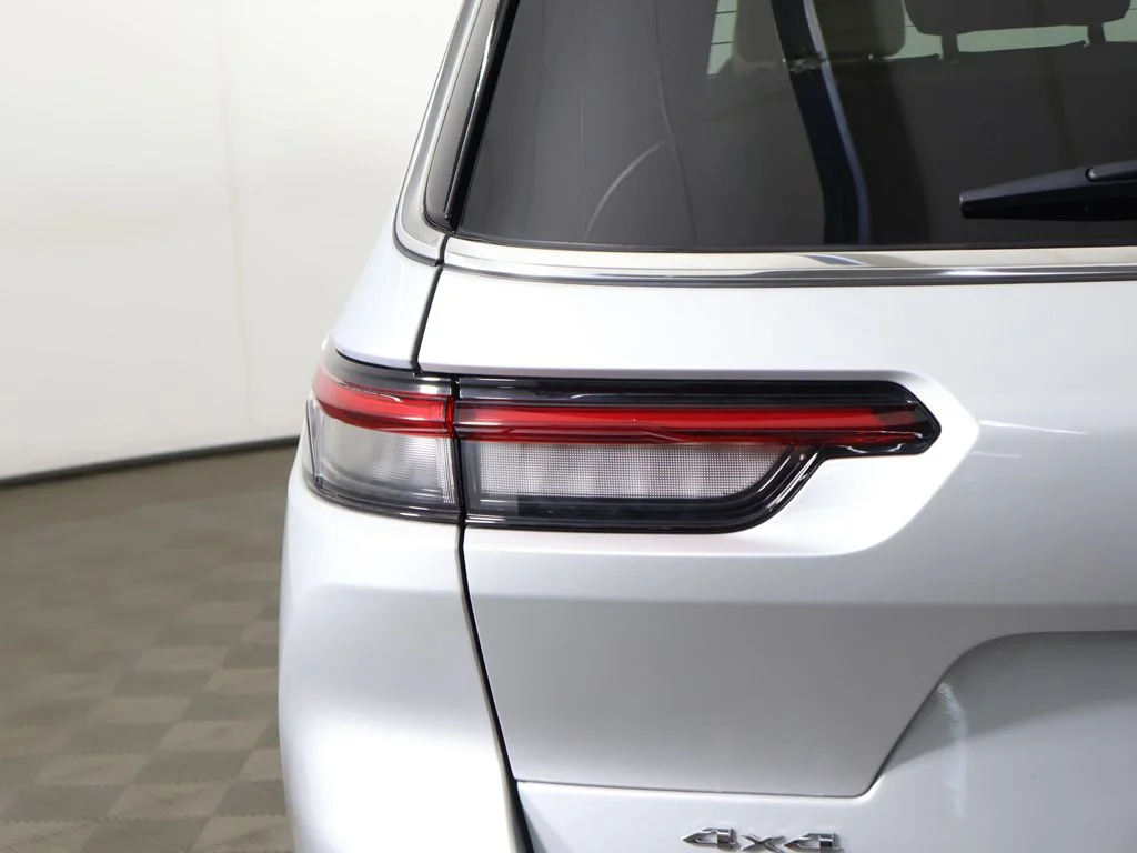 Used 2023 Silver Jeep Limited image 18