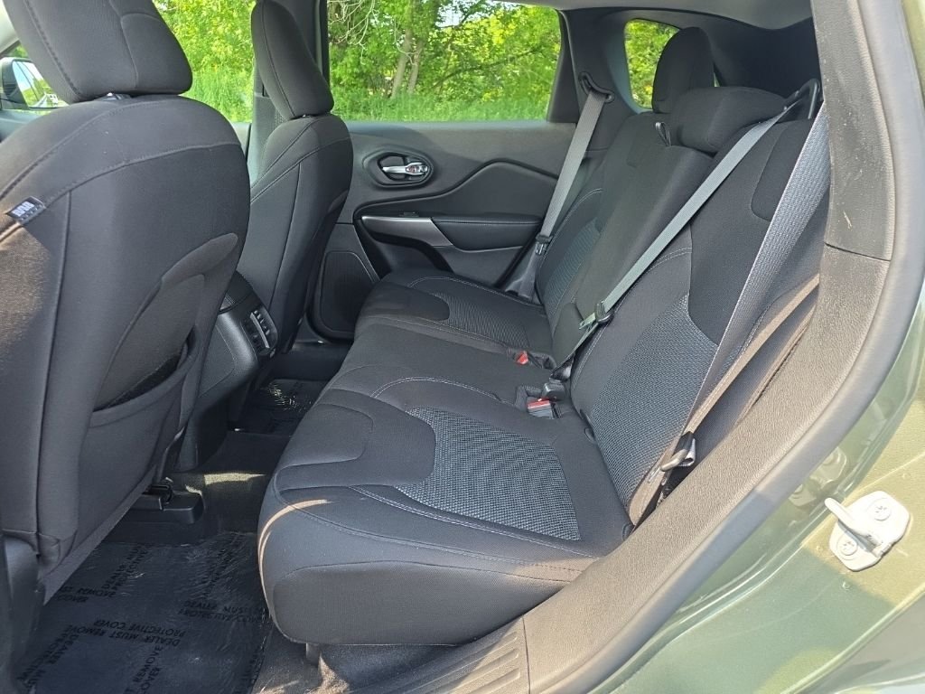 Used 2021 Green Jeep Latitude image 25