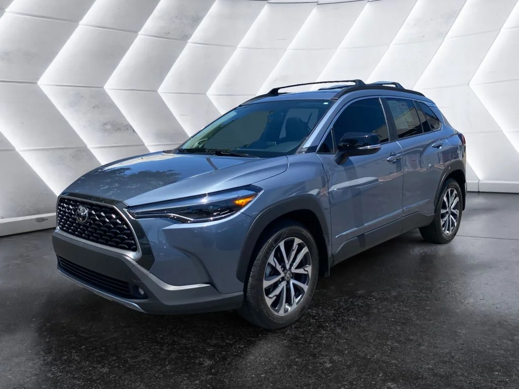 Used 2025  Toyota XLE image 3