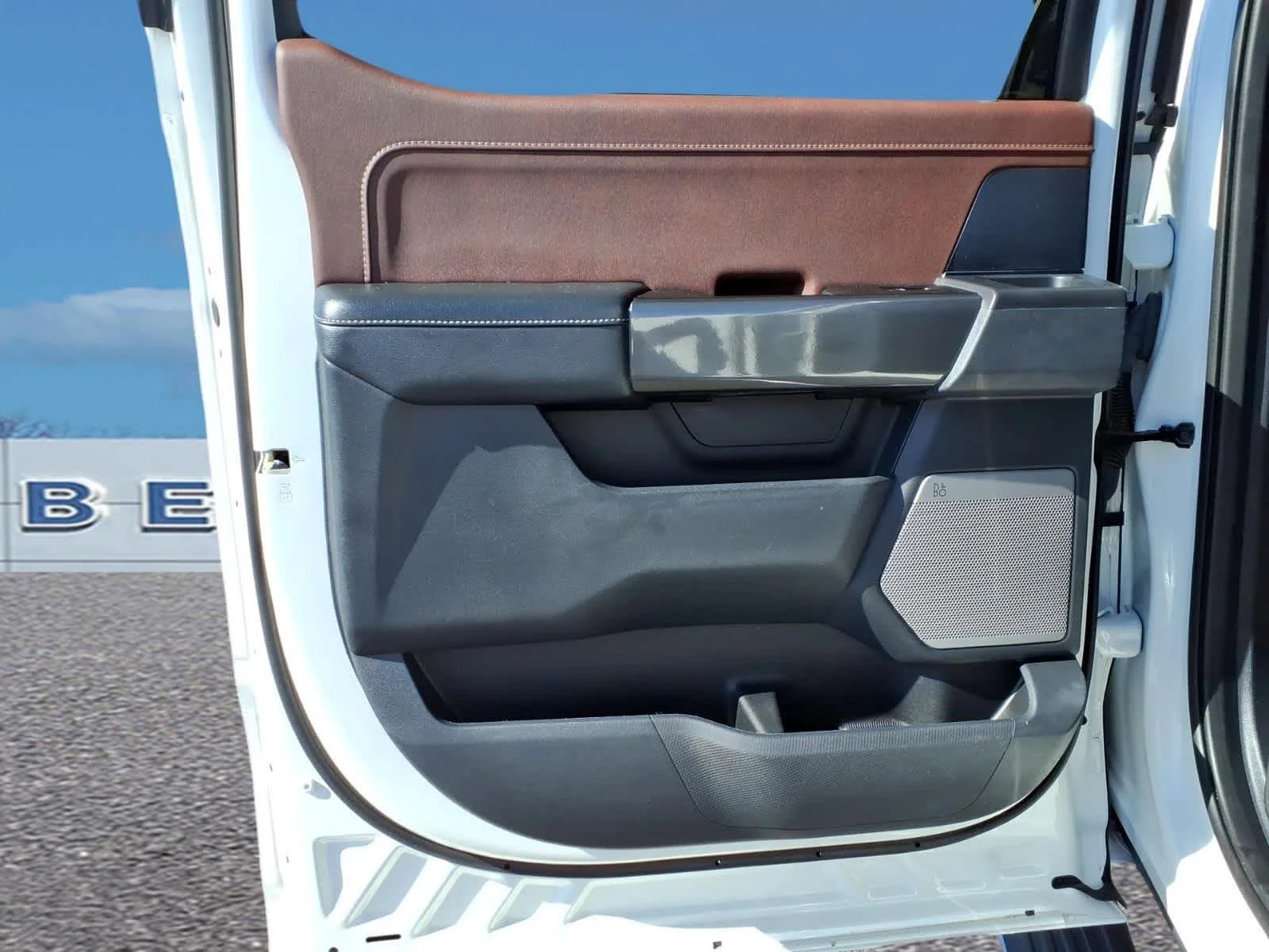 Used 2023 Star White Metallic Tri-Coat Ford LARIAT image 28