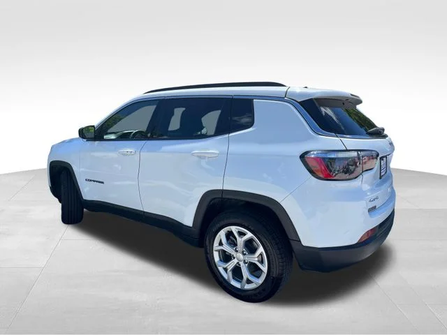 Used 2024 White Jeep Latitude image 9