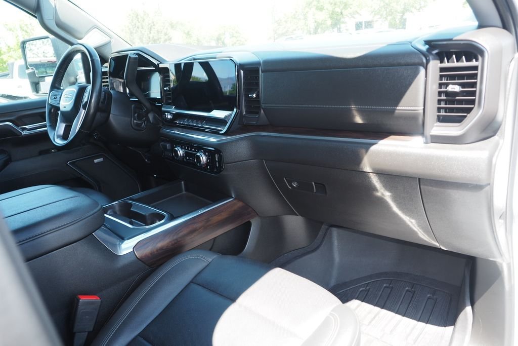 Used 2024 White GMC SLT image 22