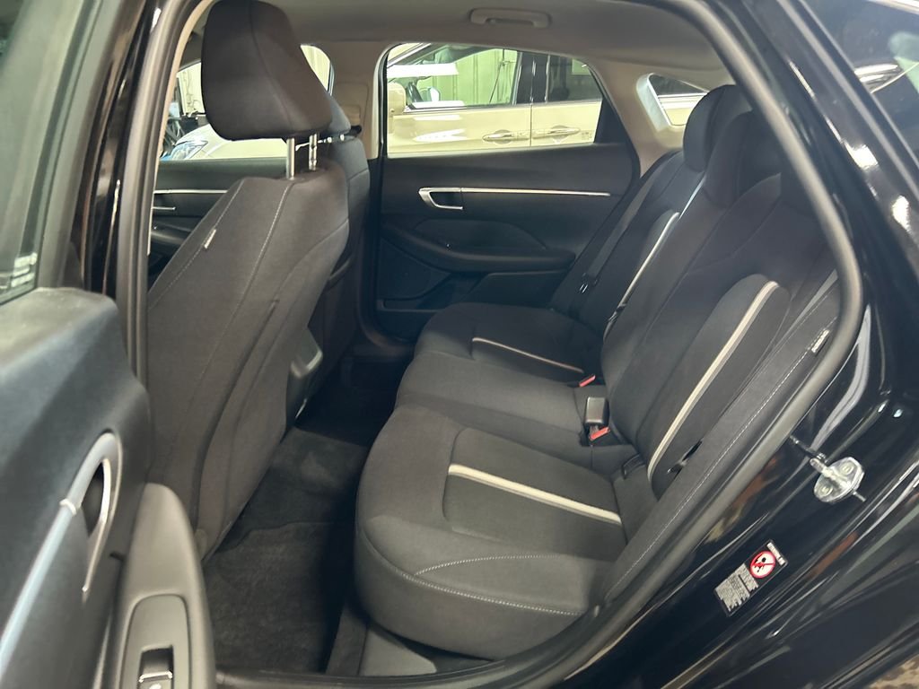 Certified Used 2022 Black Hyundai SE image 21