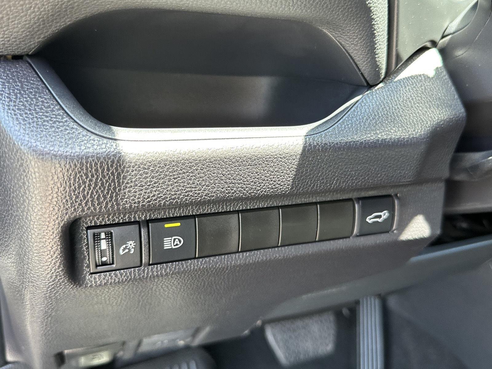 2025 Toyota RAV4 XLE - Photo 26
