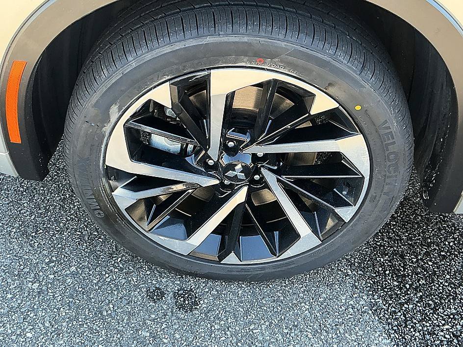 Used 2022 Silver Mitsubishi SEL image 10