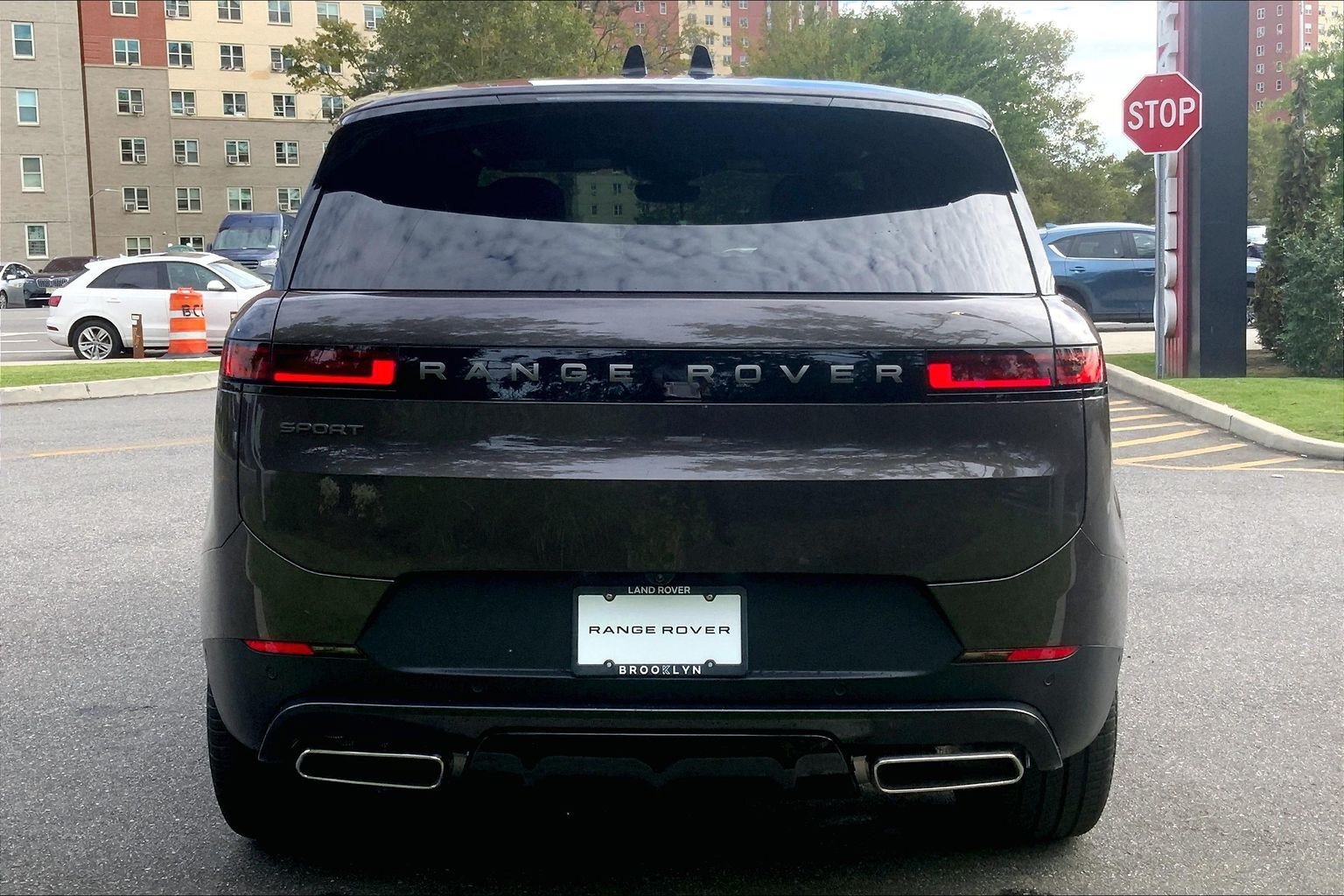 New 2027 Charente Grey Land Rover SE image 4