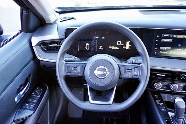 Used 2025 Brown Nissan SV image 18