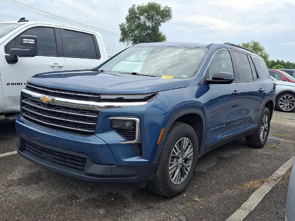 Used 2025 Lakeshore Blue Metallic Chevrolet LT image 4