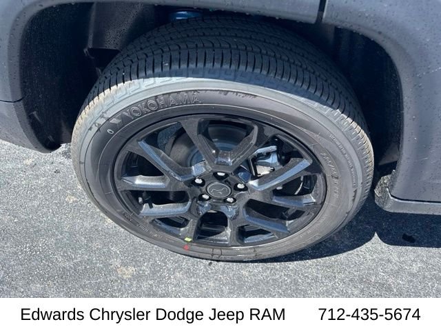 New 2026 Hydro Blue Pearl-Coat Exterior Paint Jeep Latitude image 11