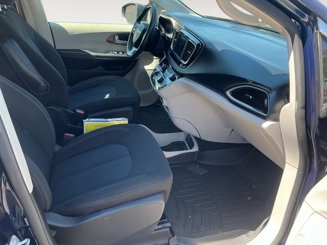 Used 2020 Blue Chrysler LX image 15