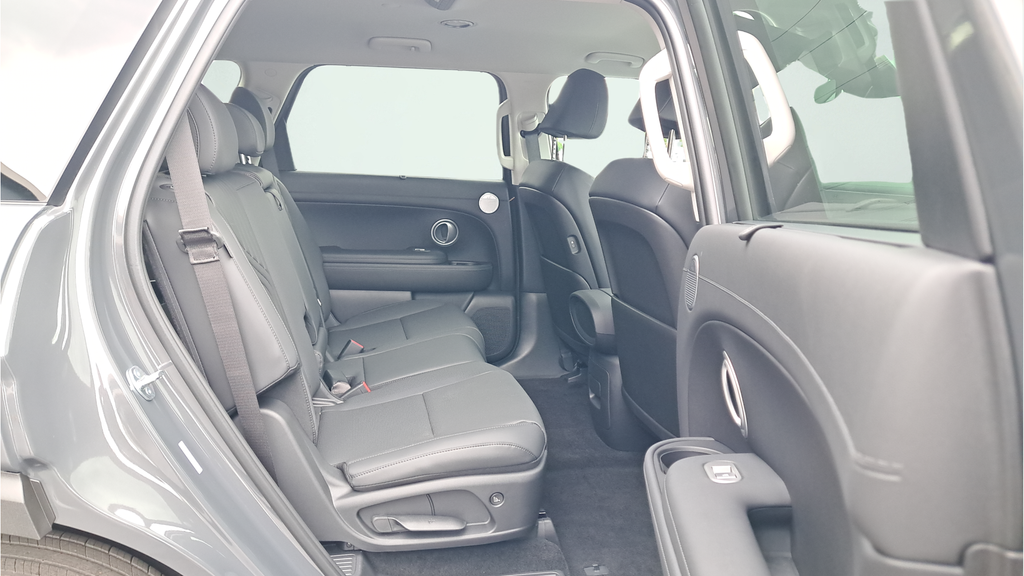 New 2026 Gray Hyundai SEL 8P image 14