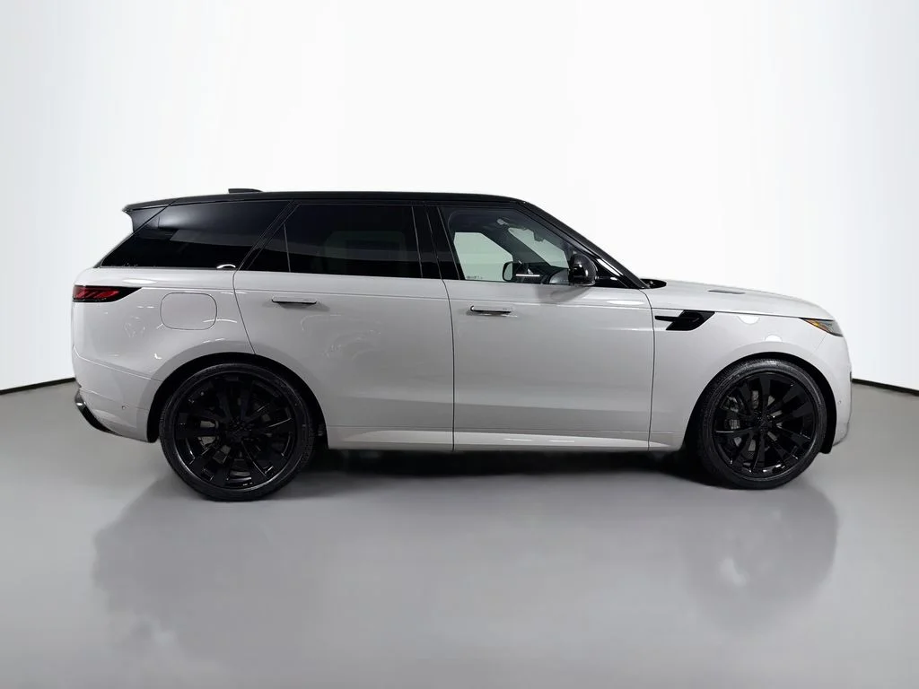 New 2026 Borasco Grey Land Rover Dynamic SE image 4