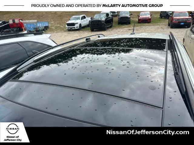 Used 2012 White Nissan LE image 9