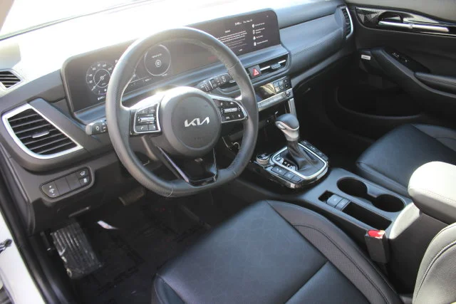 Used 2024 White Kia SX image 3