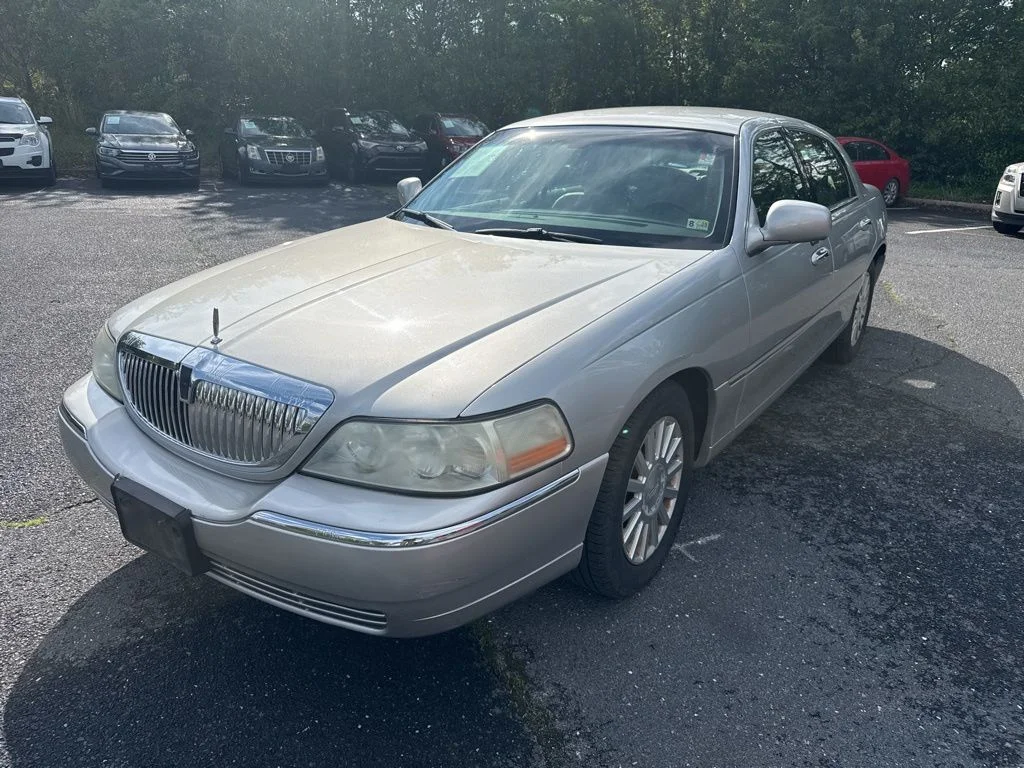 Used 2004 Lincoln Town Car Signature with VIN 1LNHM81W14Y667395 for sale in Harrisonburg, VA