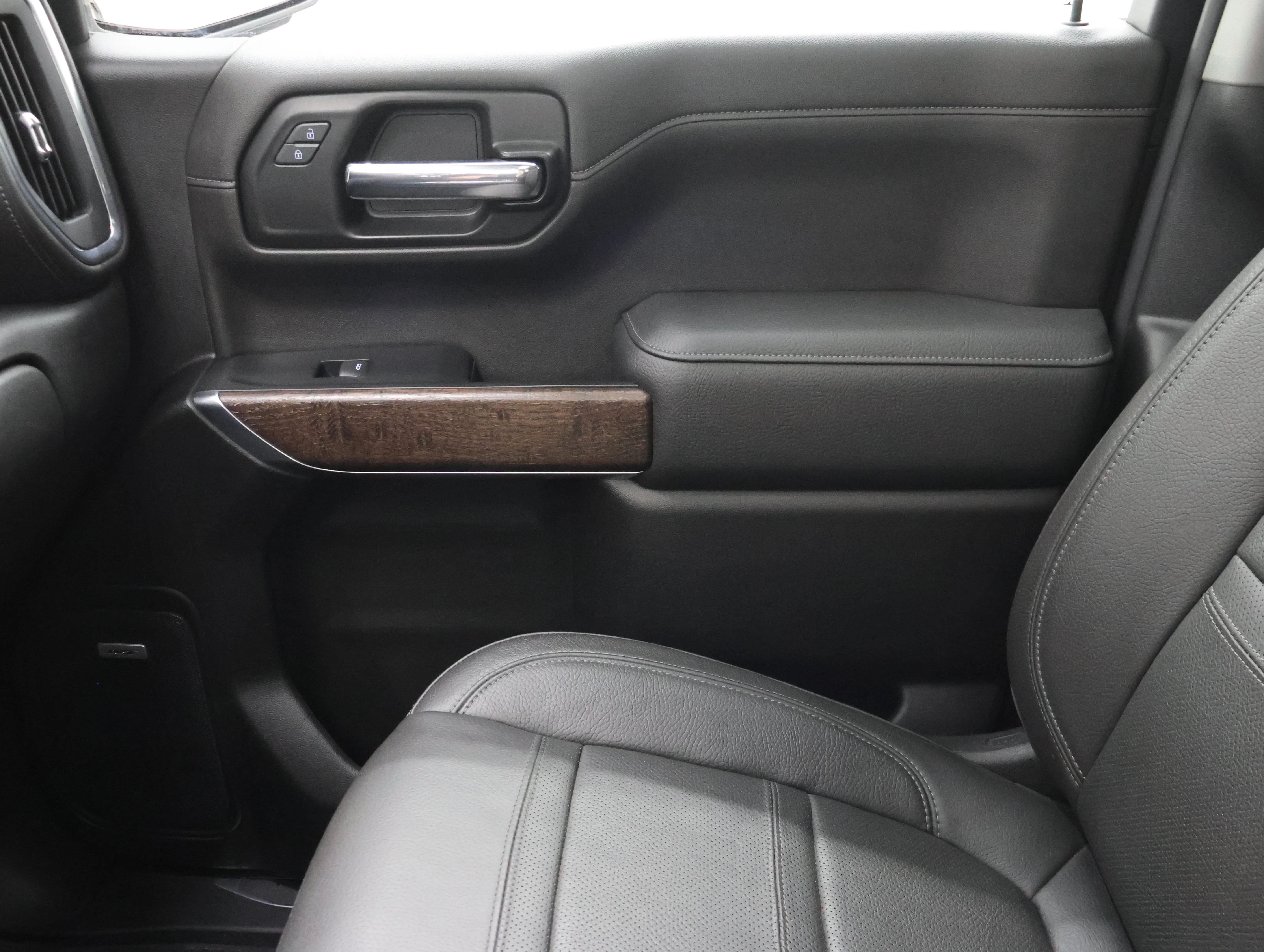 Used 2022 White Frost Tricoat GMC Denali image 14