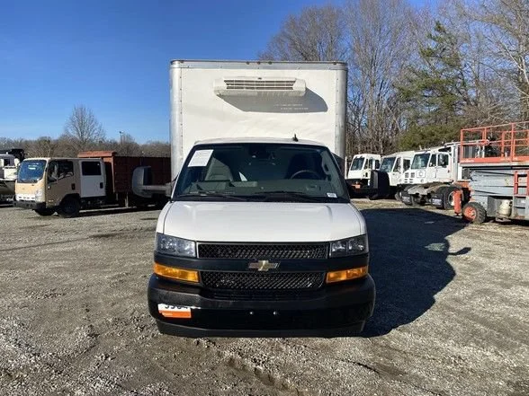 Used 2024 White Chevrolet Thermo King 16 Foot Reefer Box Truck image 3