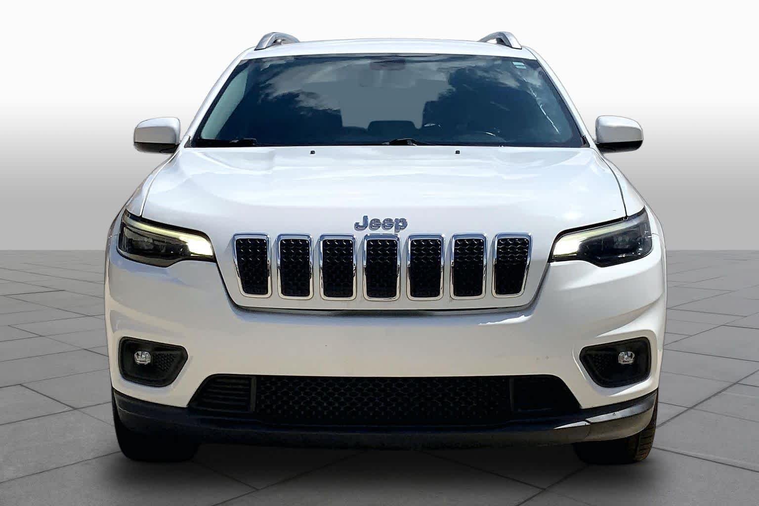 Used 2019 Bright White Clearcoat Jeep Latitude Plus image 4