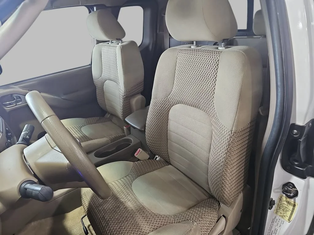 Used 2005 White Nissan SE image 18