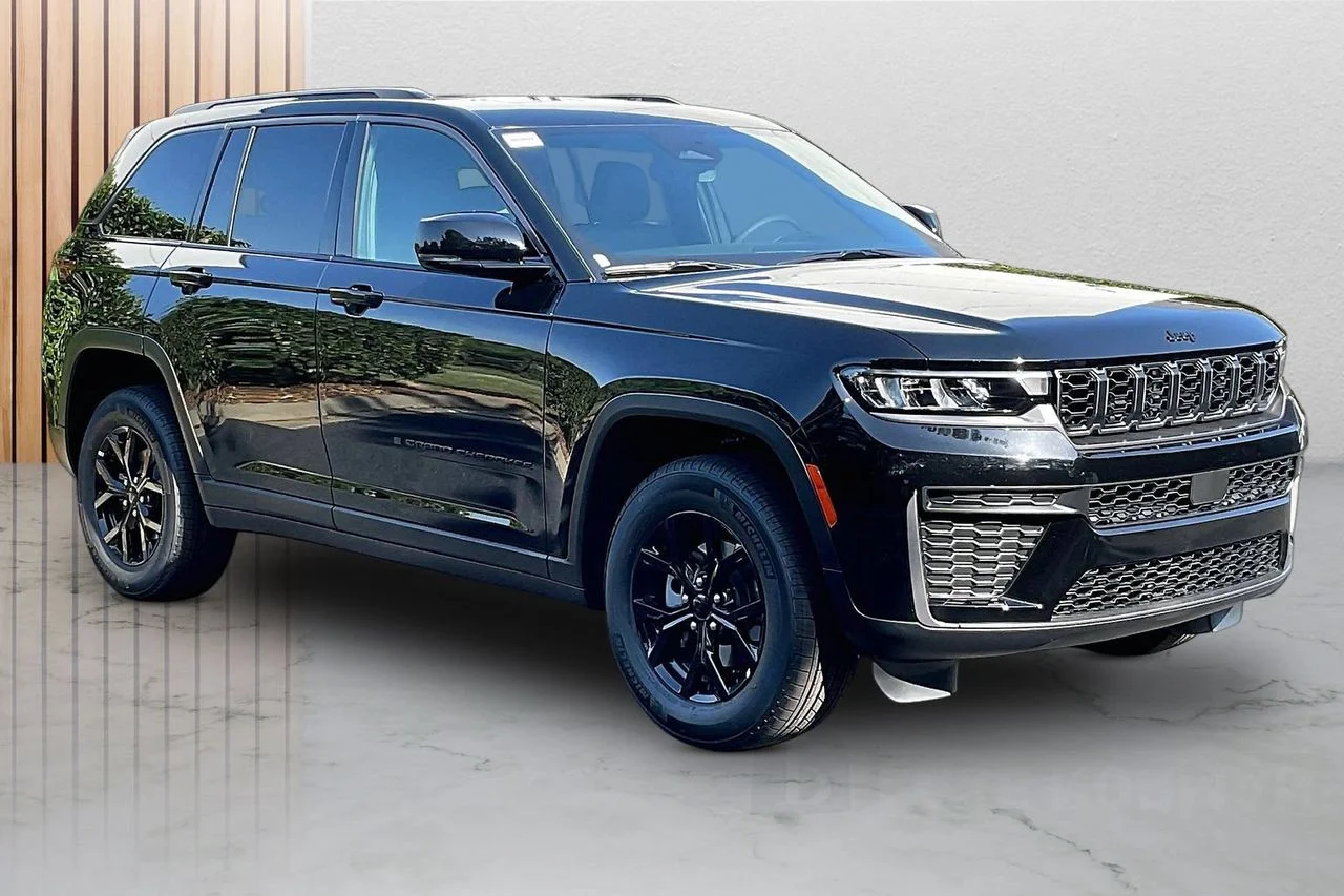 New 2026 Diamond Black Crystal Pearlcoat Jeep Altitude image 1