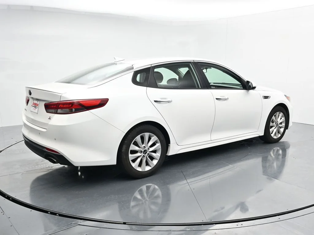 Used 2018 White Kia S image 7