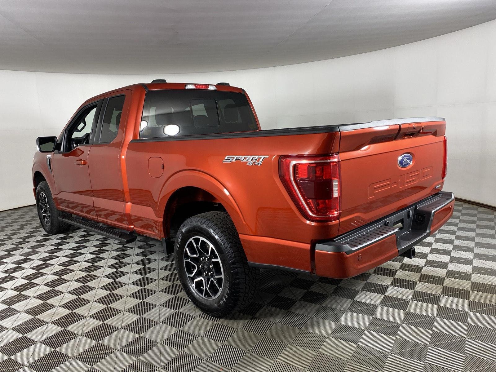 Used 2023 Hot Pepper Red Tinted Clearcoat Ford XLT image 5
