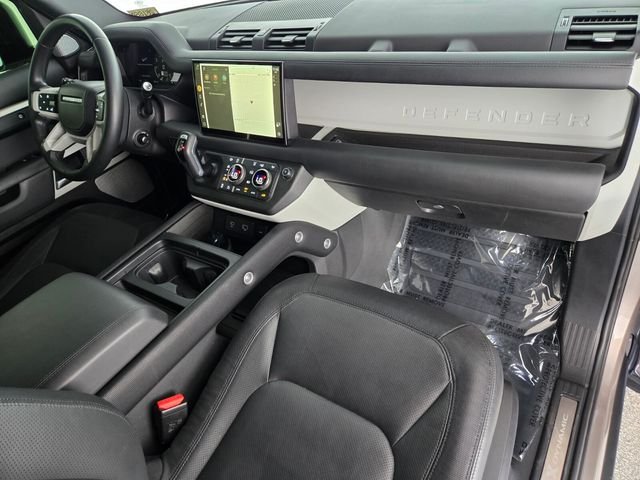 Used 2023 Gold Land Rover X-Dynamic SE image 18