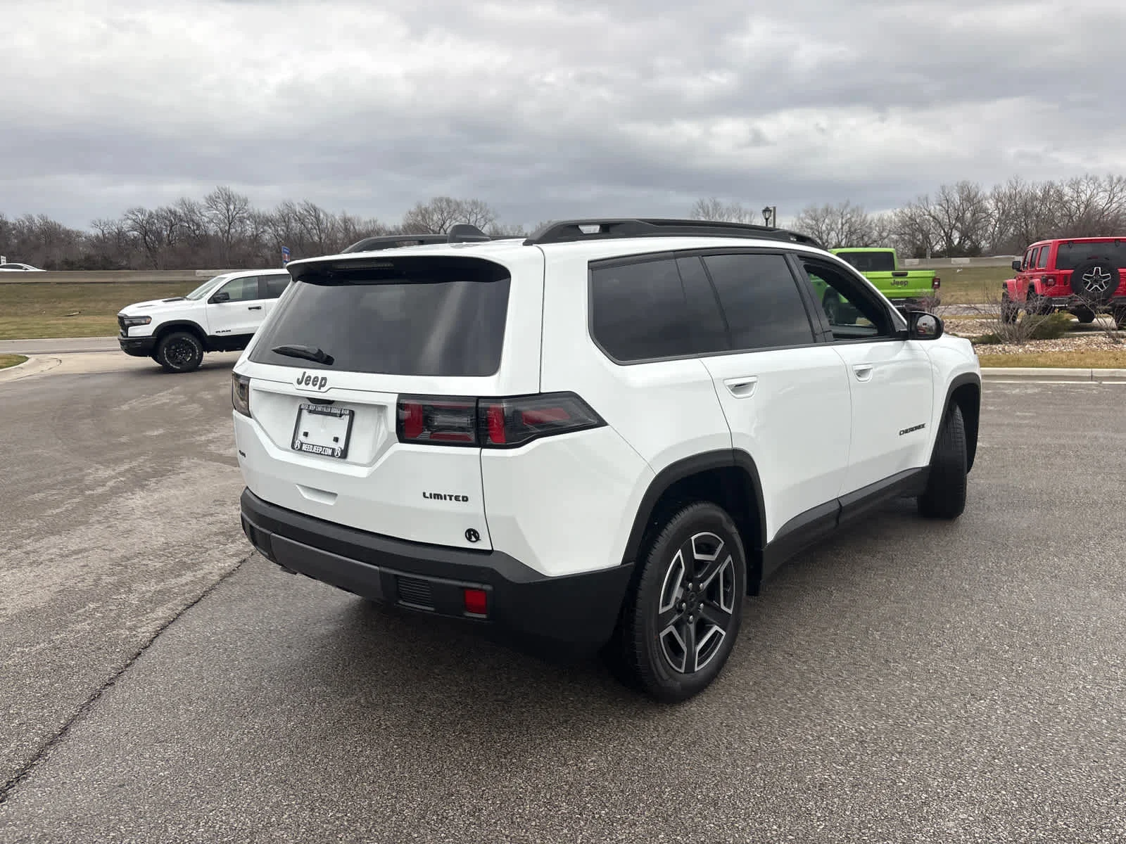 New 2026 Bright White Clear-Coat Exterior Paint Jeep Limited image 9