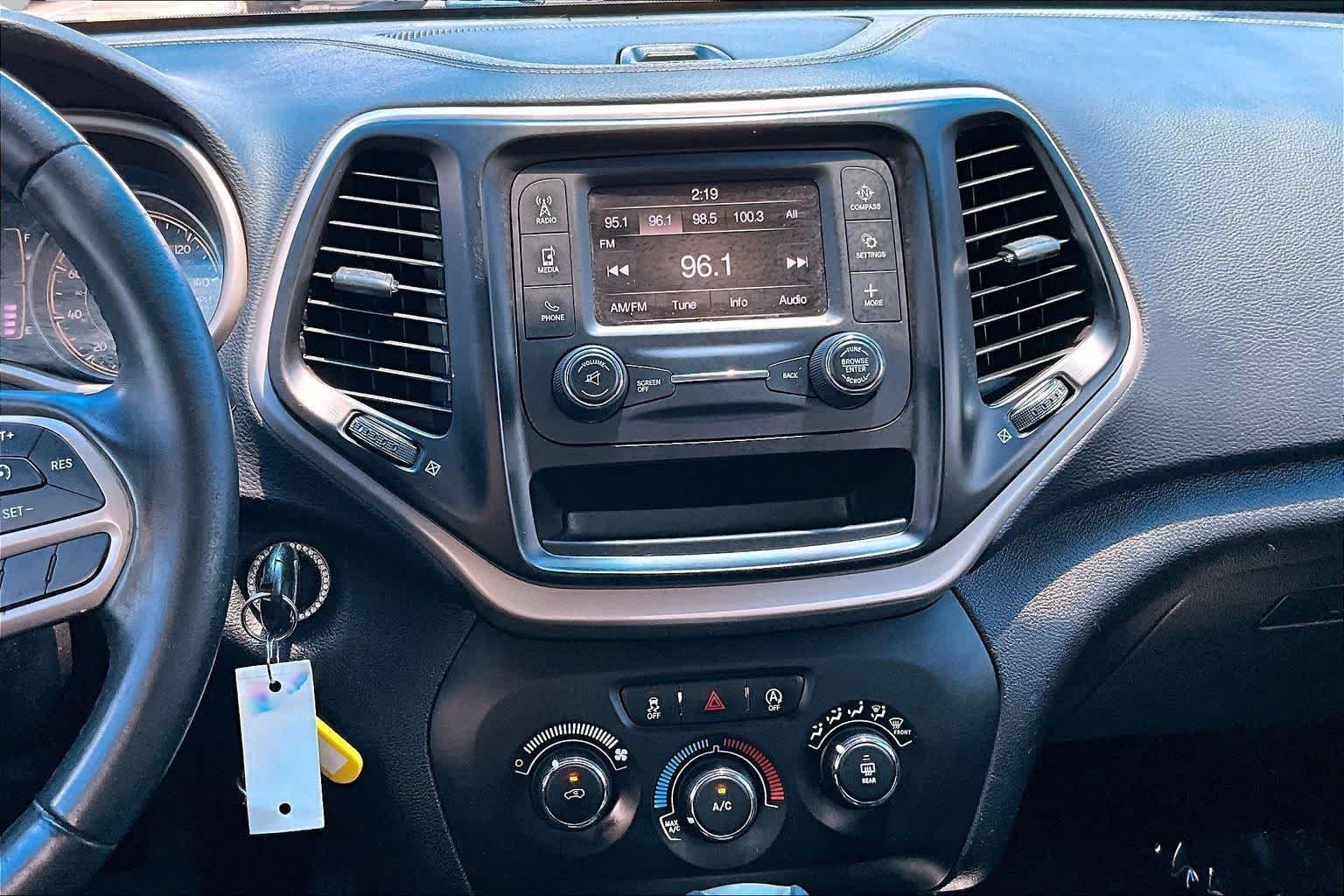 Used 2017 Granite Crystal Metallic Clearcoat Jeep Altitude image 7