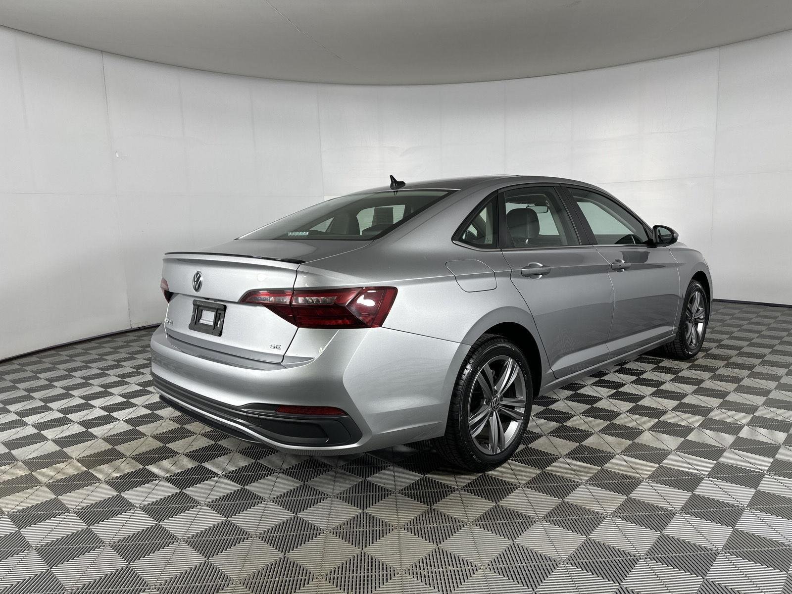 Used 2024 Platinum Gray Metallic Volkswagen SE image 27