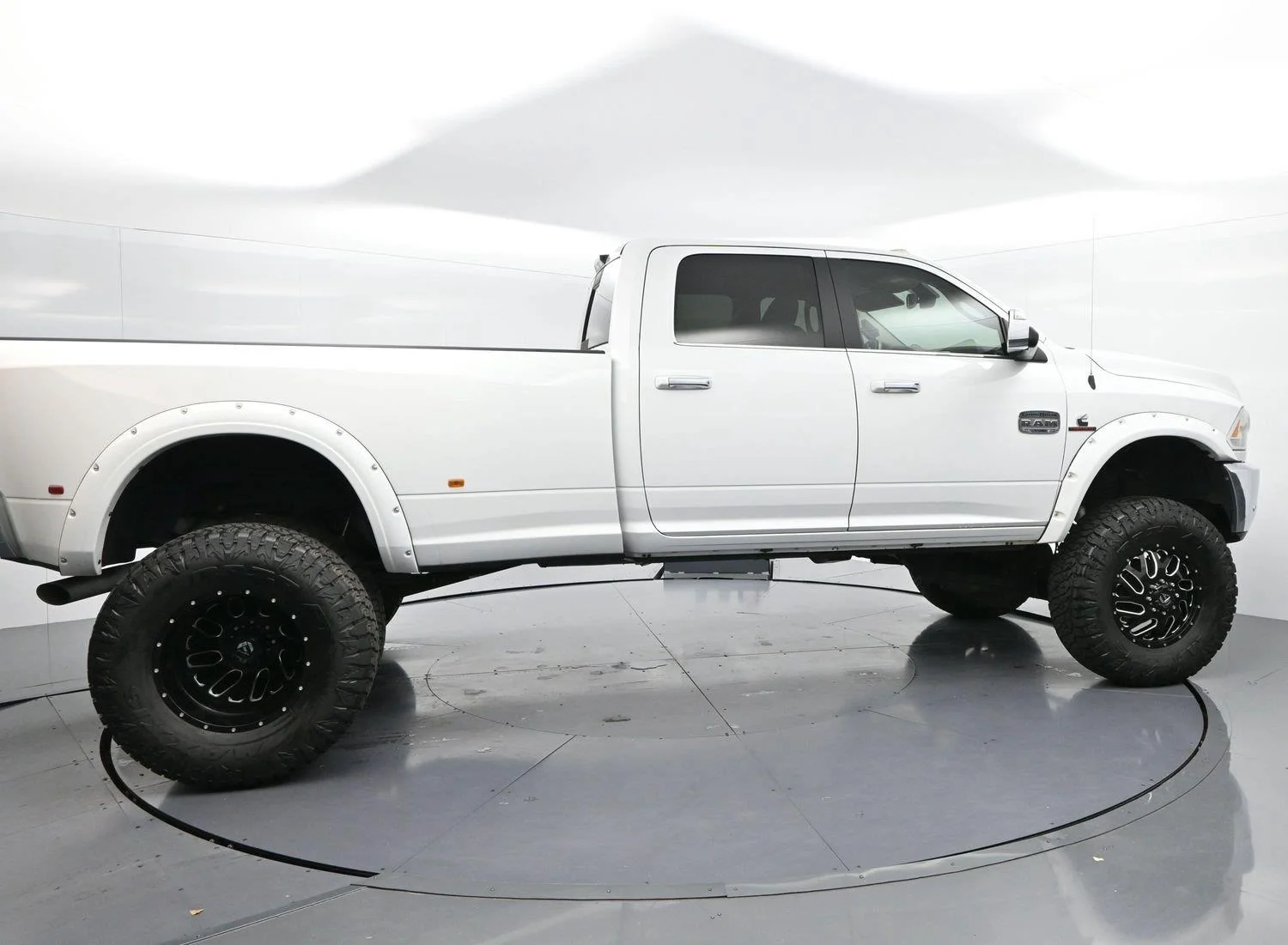 Used 2018 Bright White Clearcoat Ram Laramie Longhorn image 8