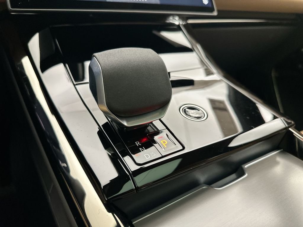 New 2026 Fuji White Land Rover SE image 12