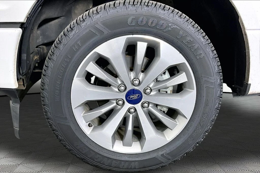 Used 2018 White Ford XL image 29