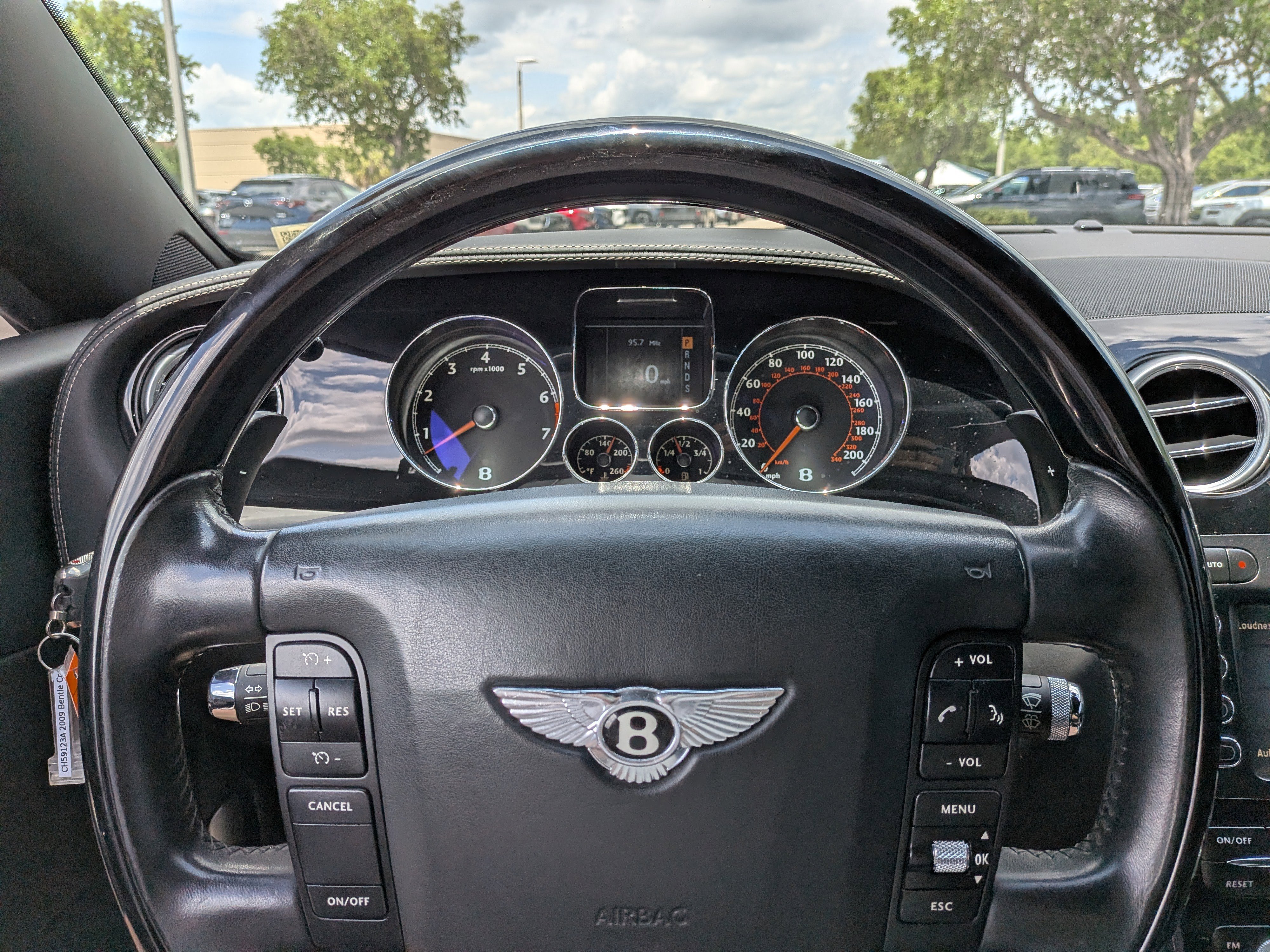 Used 2009 Glacier White Bentley Base image 25