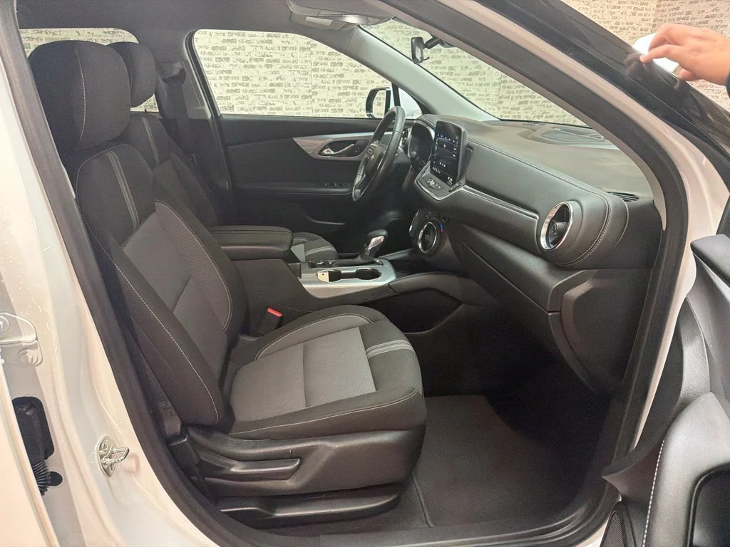 Used 2025 Summit White Chevrolet LT image 10