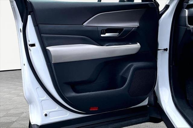 Certified Used 2025 WIND CHILL PEARL Toyota  image 22