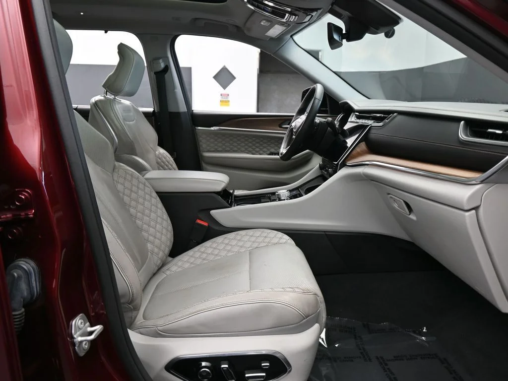 Used 2023 Velvet Red Pearlcoat Jeep Summit image 53