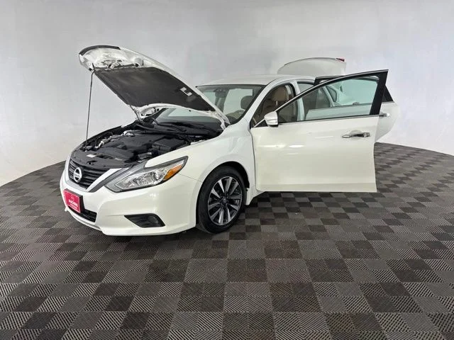 Used 2016 White Nissan 2.5 SL image 10
