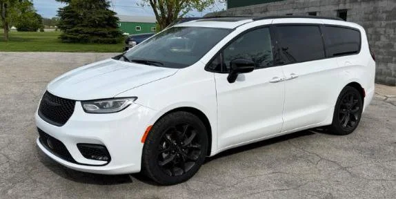 2025 Chrysler Pacifica Limited's photo