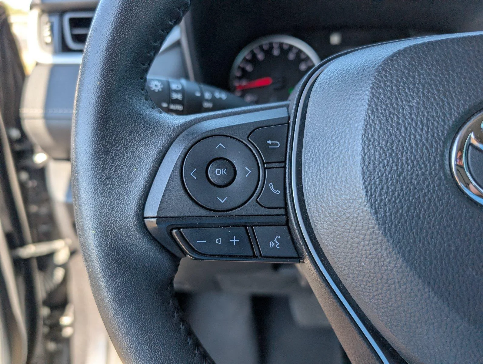 Used 2022 Magnetic Gray Metallic Toyota XLE Premium image 27