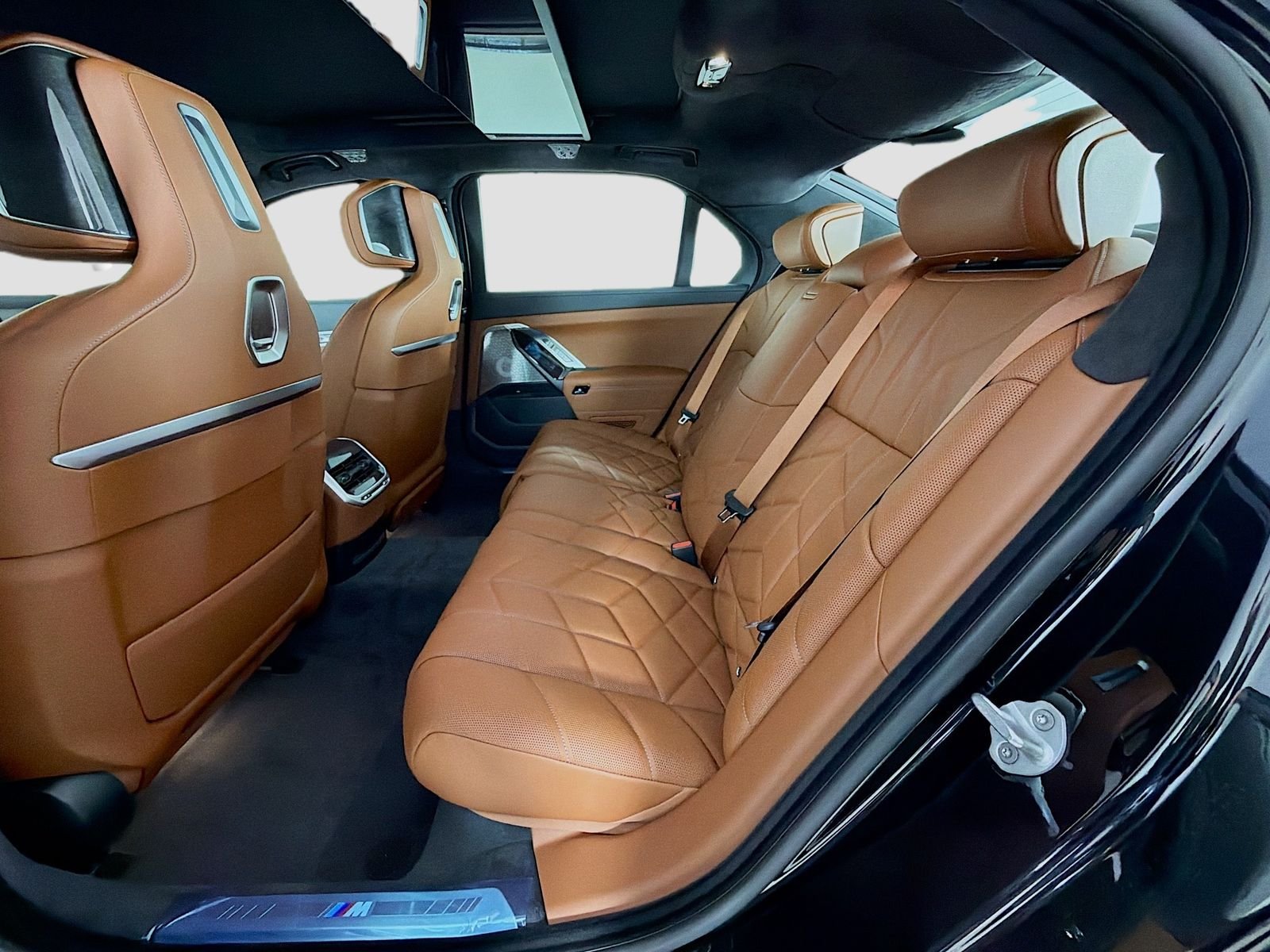 New 2026 Black Sapphire Metallic BMW M70 image 26