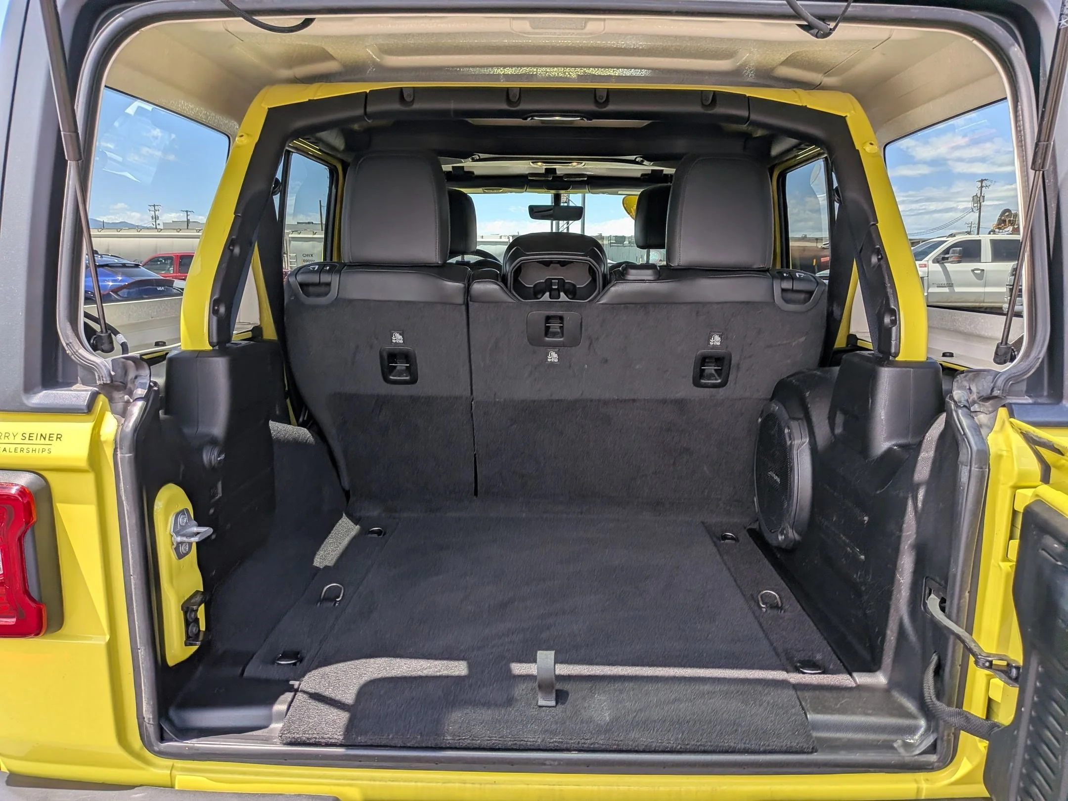 Used 2022 High Velocity Clearcoat Jeep Unlimited Rubicon image 32